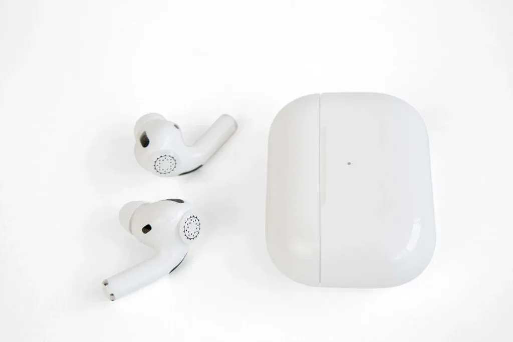 Le rayonnement des écouteurs sans fil avec un ensemble Penta Power Duo Tags désinterfère