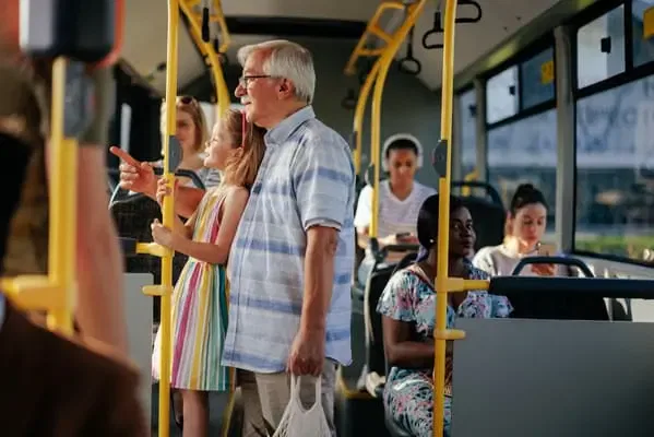 Openbaar vervoer bus grootvader met kleindochter