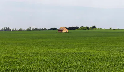 Halfopen en alleenstaande woning en straling